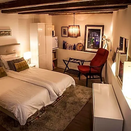 Bed & Breakfast No 351 On The Canal Amsterdam