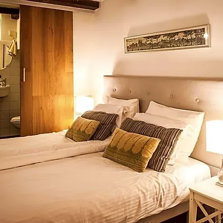 Bed & Breakfast No 351 On The Canal Amsterdam