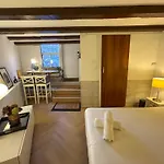 No 351 On The Canal Amszterdam